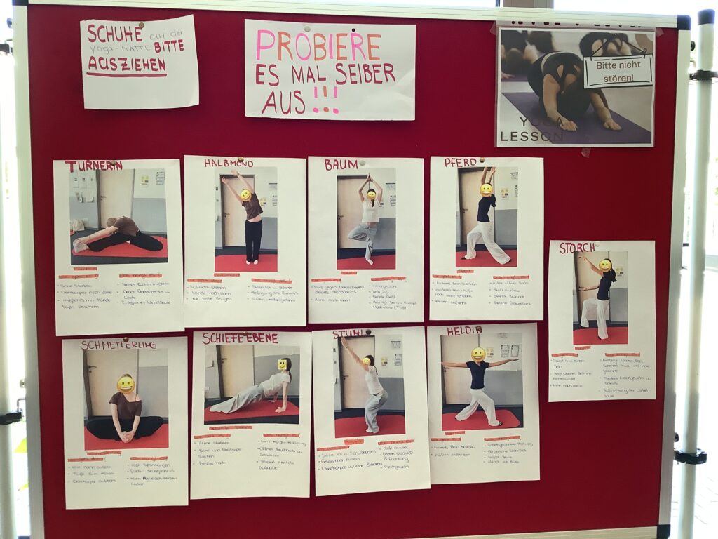 Infotafel mit Yoga-Übungen, einschließlich Anweisungen und Bildern für verschiedene Positionen wie Schmetterling, Halbmond und Pferd. Hinweise zum Ausziehen der Schuhe und zur Bitte, nicht zu stören, sind ebenfalls sichtbar.