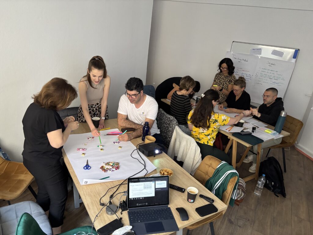 Gruppendiskussion in einem modernen Büro, bei der Teilnehmer an einem Tisch kreativ arbeiten. Auf dem Tisch liegen Bastelmaterialien, Notizen und ein Laptop. Die Atmosphäre ist kollaborativ und inspirierend.